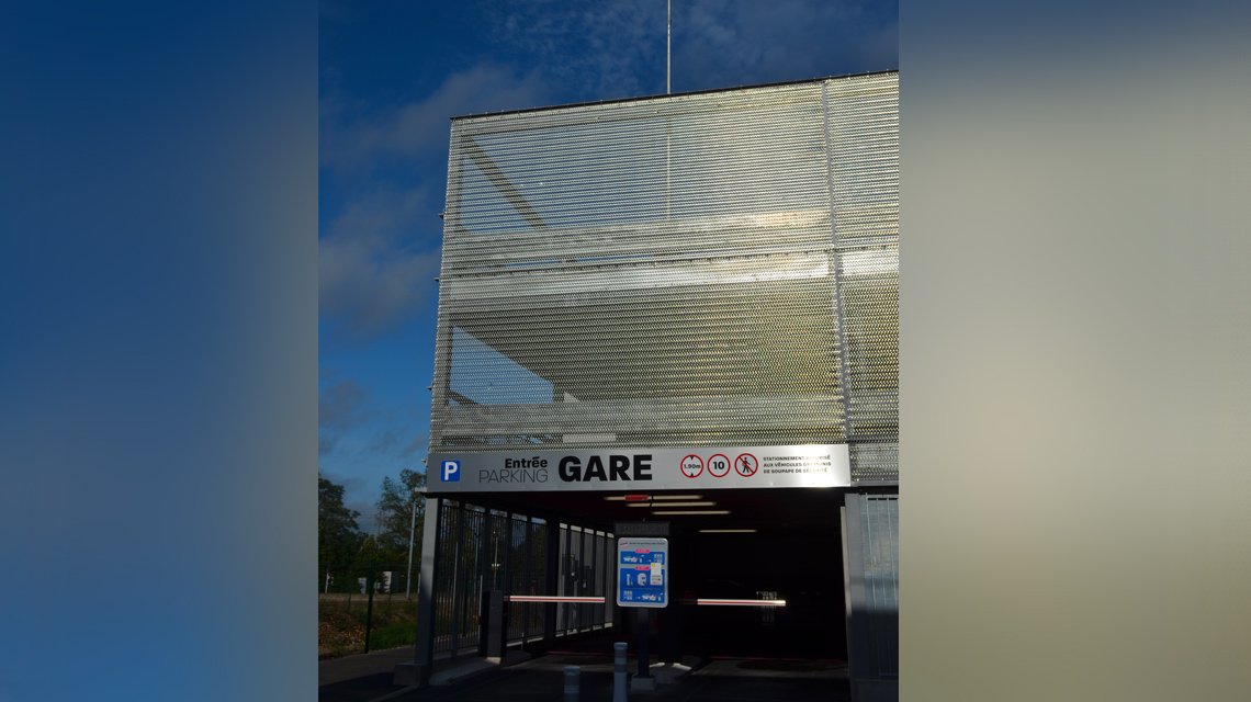 Façade du parking SNCF de la gare de Dreux en maille métallique spiralée INOX, modèle EIFFEL4050 www.maillemetaldesign.fr - <p>Façade du parking SNCF de la gare de Dreux en maille métallique spiralée INOX, modèle EIFFEL4050 <a href=