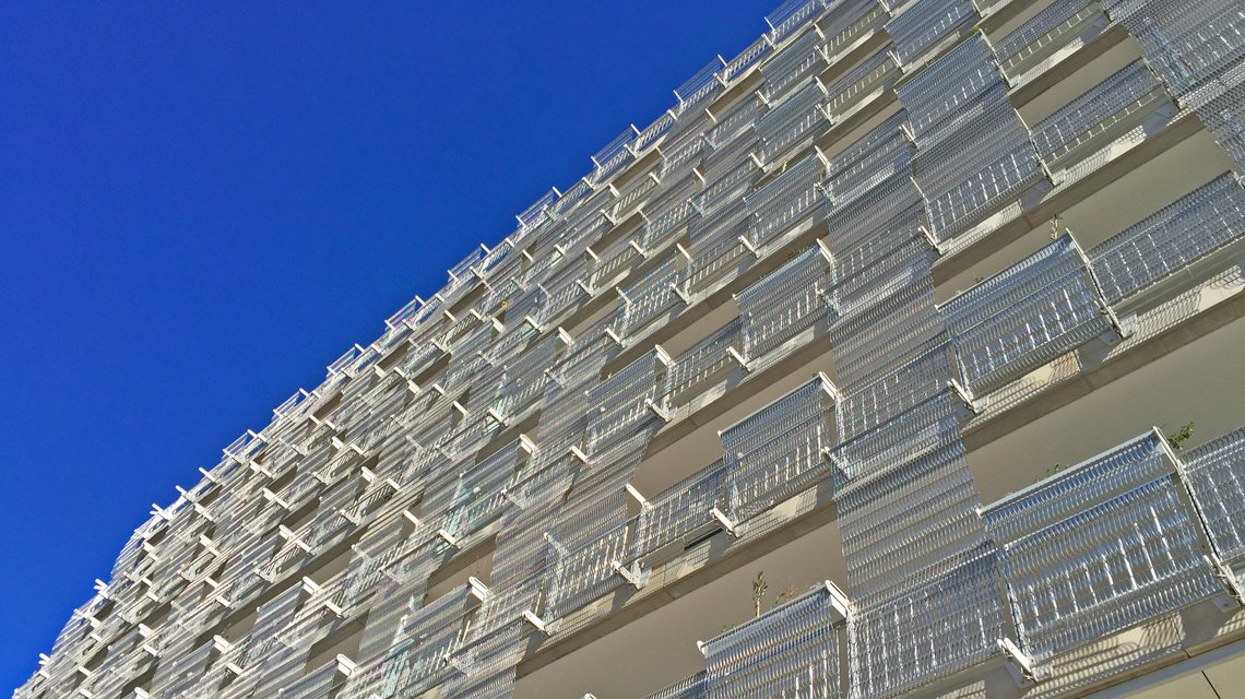 Façade en maille métallique spiralée inox EIFFEL30150 @maillemetaldesign - <p>maille métallique INOX spiralée en façade des logements EOS ville de Montpellier @maillemetaldesign maille métallique pour l’architecture et le design</p>