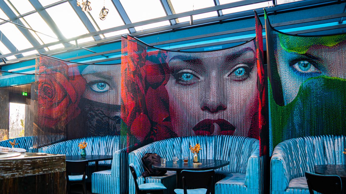 Séparateurs d'espaces pour un restaurant sur mesure en chaînes à maillons Kriskadecor - <p>2. Séparateurs d’espaces pour un restaurant sur mesure en chaînes à maillons Kriskadecor</p>
