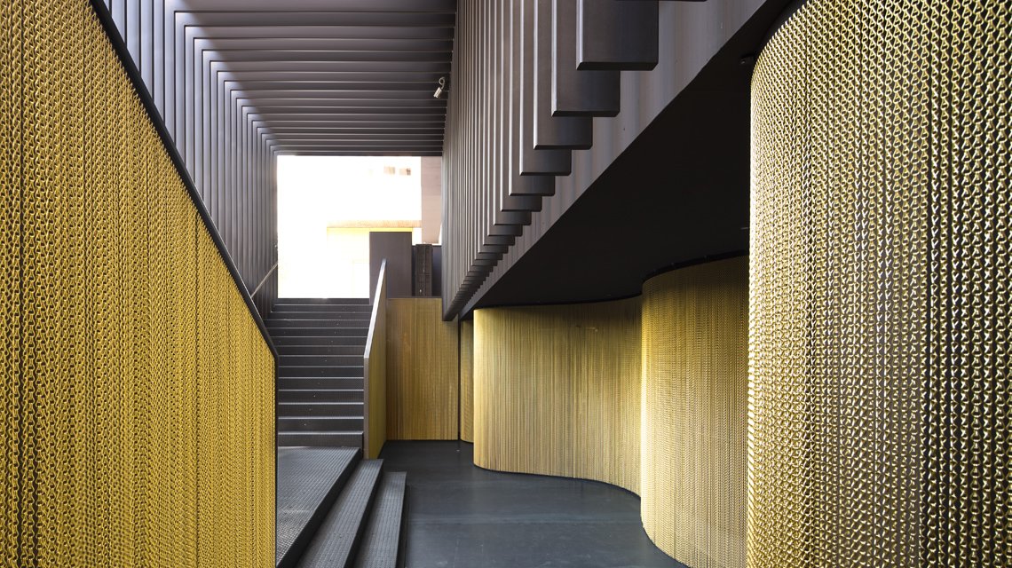 habillage mural en chaînes à maillons aluminium dorée www.maillemetaldesign.fr  - <p>habillage mural en chaînes à maillons aluminium dorée <a href=