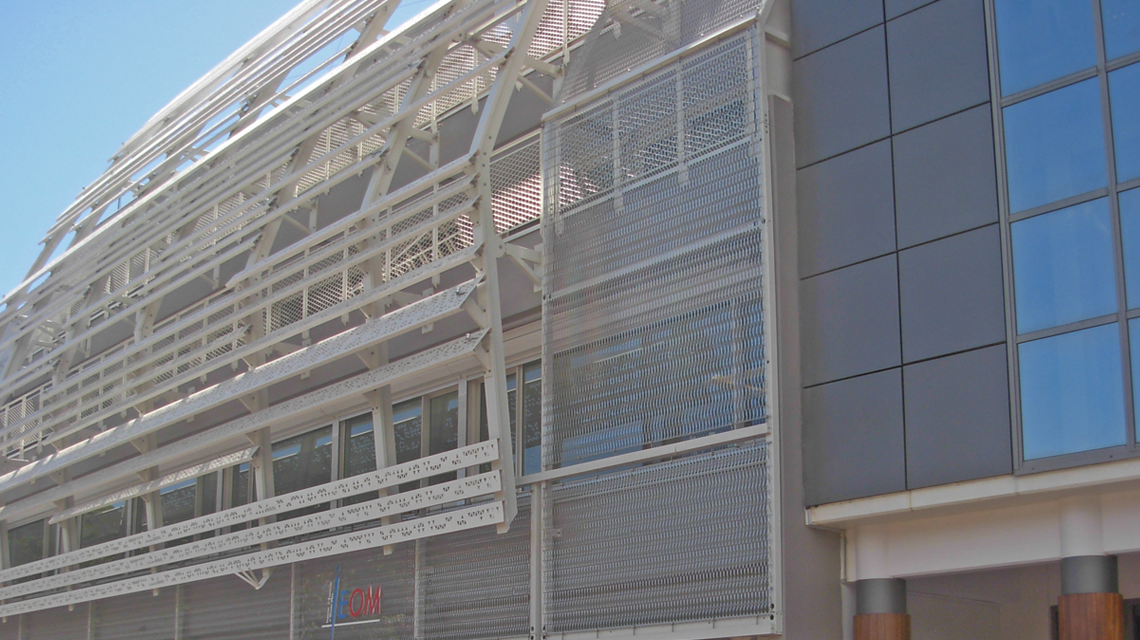 Façade en maille métallique spiralée inox EIFFEL40100 www.maillemetaldesign.fr