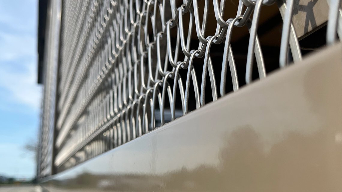 Façade métallique Aéroport Valence @maillemetaldesign - <p>Façade d’une partie du bâtiment de l’aéroport de Valence-Chabeuil en maille métallique spiralée fabriquée sur mesure, en acier inoxydable 316L.</p>