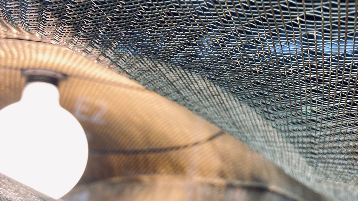 luminaire sur mesure créé en maille métallique laiton modèle Cairo @maillemetaldesign - <p>les créatrices de l’agence Art Twin ont choisi la résille métallique Cairo laiton pour sa souplesse et sa couleur dorée et l’ont modelé pour obtenir la forme souhaitée (coquille d’huître)</p>