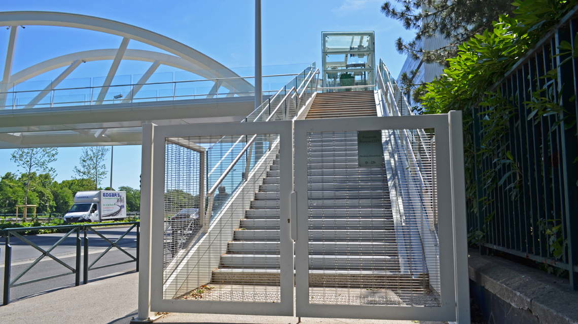 Passerelle Puteaux maille métallique inox SCORPIO P04010 www.maillemetaldesign.fr
