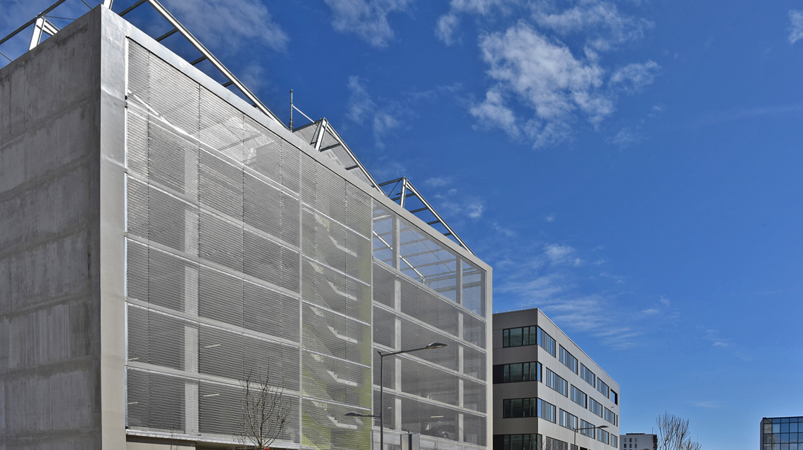 Façade en maille métallique inox spiralée EIFFEL4050 www.maillemetaldesign.fr
