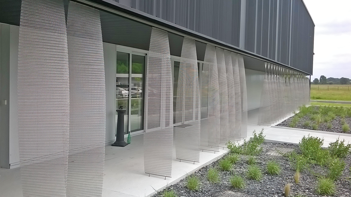 façade en maille métallique spiralée inox www.maillemetaldesign.fr  - <p>façade en maille métallique spiralée inox <a href=
