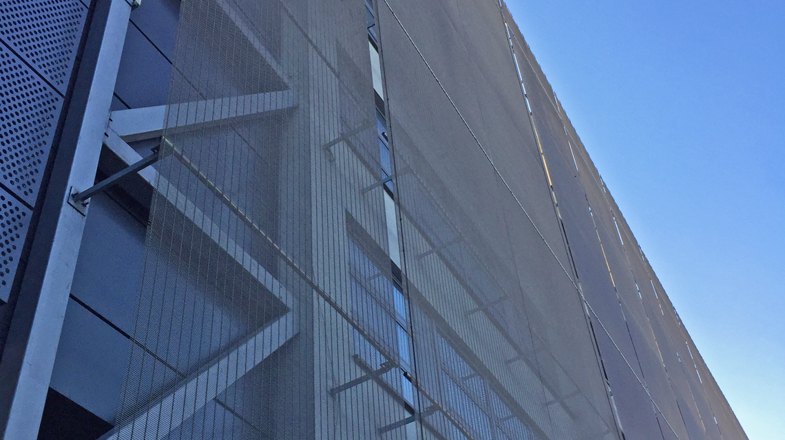 façade du parking de l'aéroport de cracovie en maille métallique câblée acier inoxydable sagittarius www.maillemetaldesign.fr
