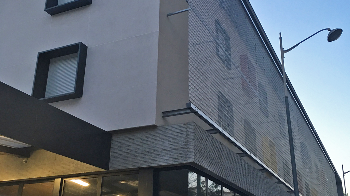 Façade en maille métallique spiralée inox EIFFEL40100 www.maillemetaldesign.fr
