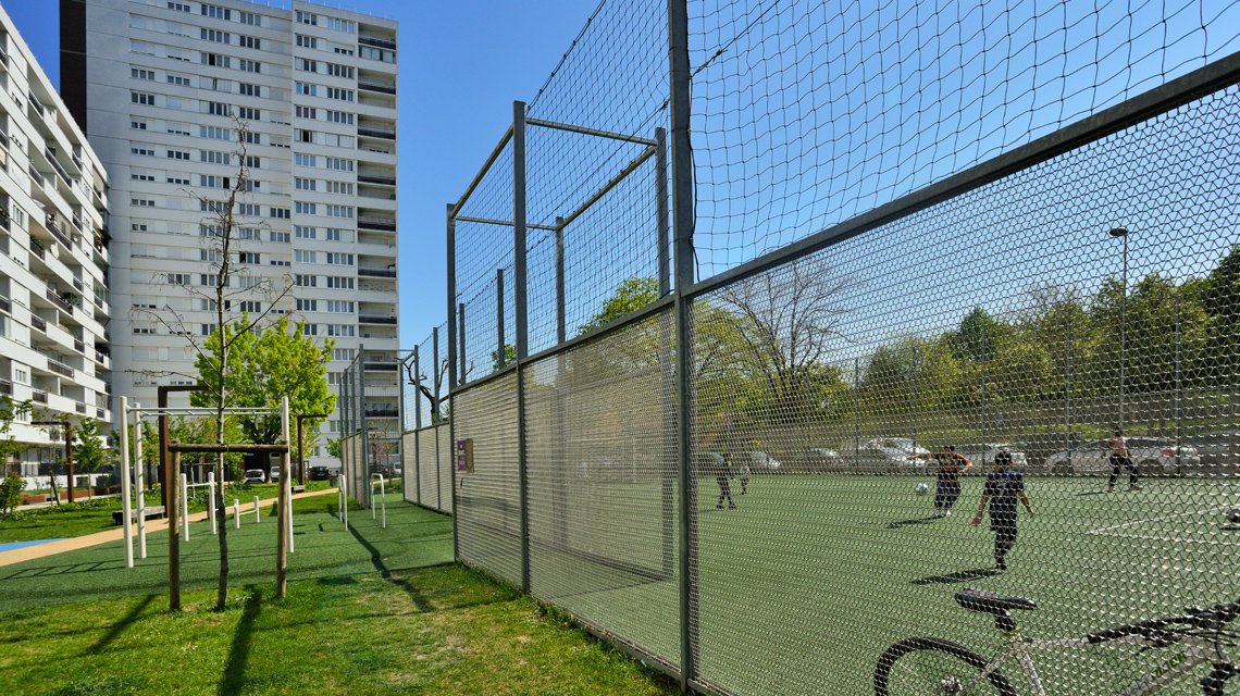 Clôture sur mesure en maille métallique spiralée en acier inoxydable pour le city stand d'Alfortville - <p>Réalisés sur mesure, les panneaux en résille métallique spiralée, modèle Torroja-R de notre partenaire Codina Architectural, définissent avec justesse les contours du terrain, tout en laissant circuler la lumière, les regards et l’air. <br class='autobr' />
Leur trame régulière accompagne les lignes du site et s’efface dans le paysage, offrant une présence discrète, presque immatérielle.</p>