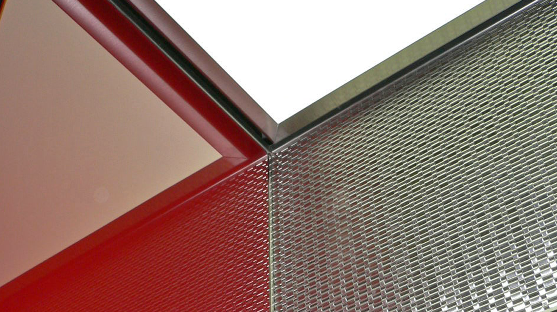 Habillage mural des ascenseurs aéroport Francfort maille métallique inox JACOBSEN 612 www.maillemetaldesign.fr