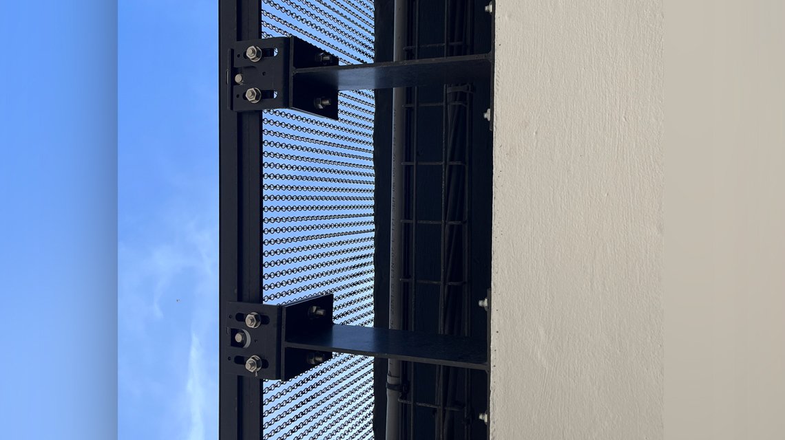Façade des bureaux Air Tahiti en chaînes à maillons aluminium design by kriskadecor  - <p>Façades des bureaux Air Tahiti situés à Papeete et habillées sur mesure par les chaînes à maillons Kriskadecor avec le système de fixation et de tension KDC Thin System.</p>