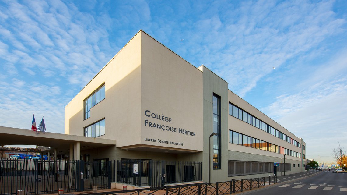 maille métallique spiralée inox en façade du collège @maillemetaldesign  - <p>maille métallique spiralée inox en façade du collège @maillemetaldesign</p>