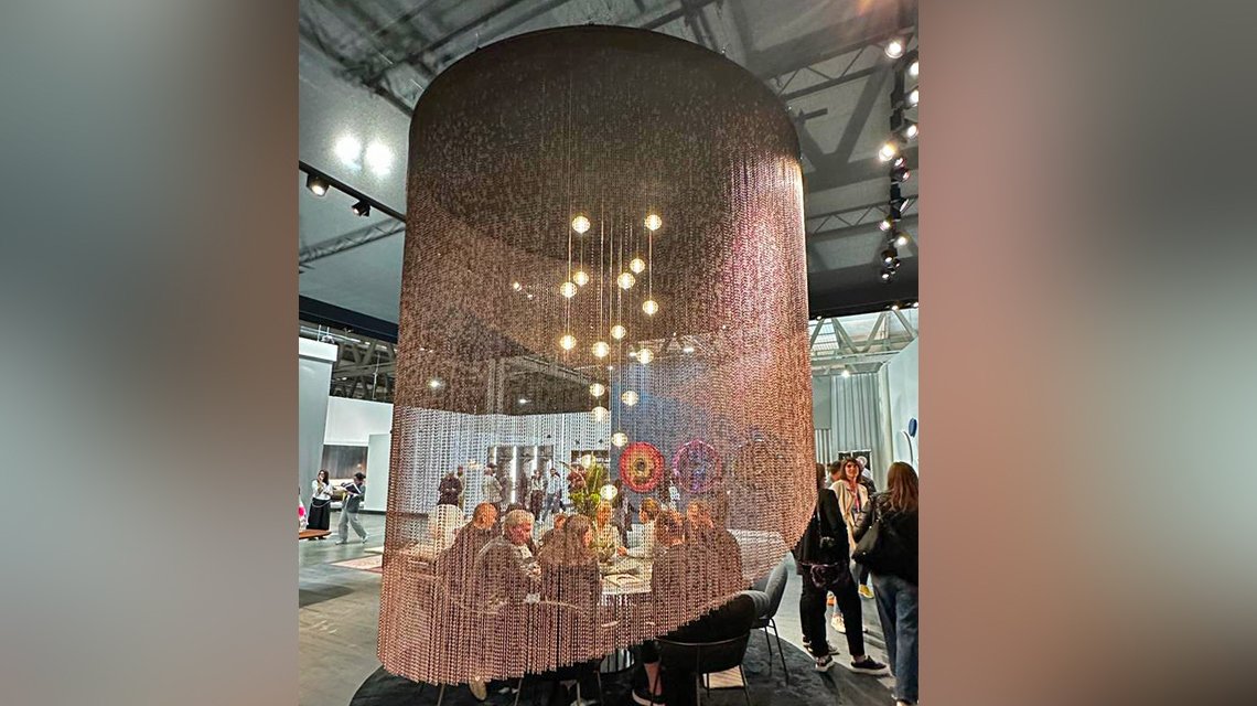 plafond en chaînes à maillons design by Kriskadecor aluminium anodisé @maillemetaldesign - <p>plafond en chaînes à maillons design by Kriskadecor aluminium anodisé @maillemetaldesign</p>
