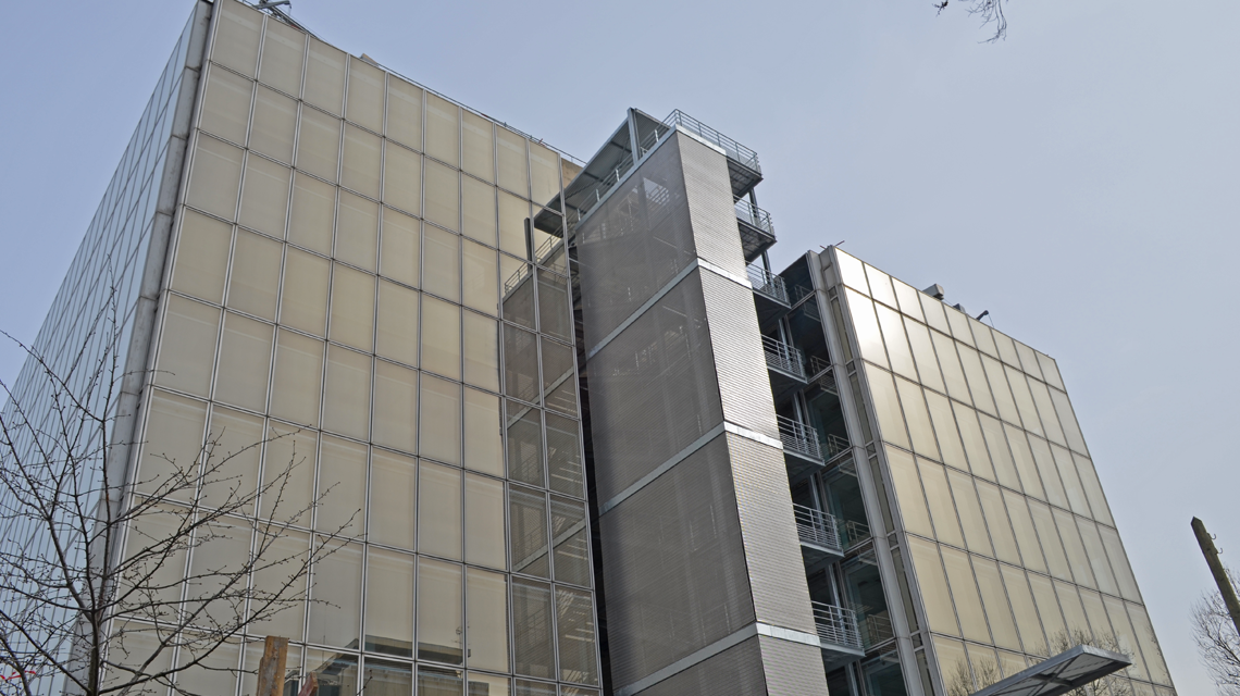 Parement escalier extérieur en maille métallique INOX EIFFEL1550 @maillemetaldesign