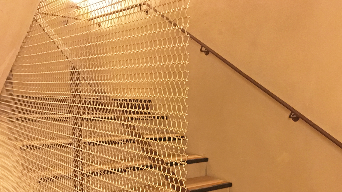 Parement escalier en maille métallique aluminium anodisé champagne TORROJA @maillemetaldesign