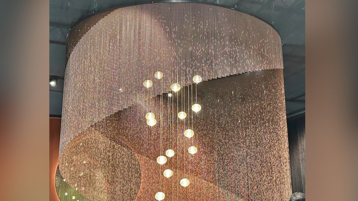 plafond en chaînes à maillons design by Kriskadecor aluminium anodisé @maillemetaldesign - <p>plafond en chaînes à maillons design by Kriskadecor aluminium anodisé @maillemetaldesign</p>