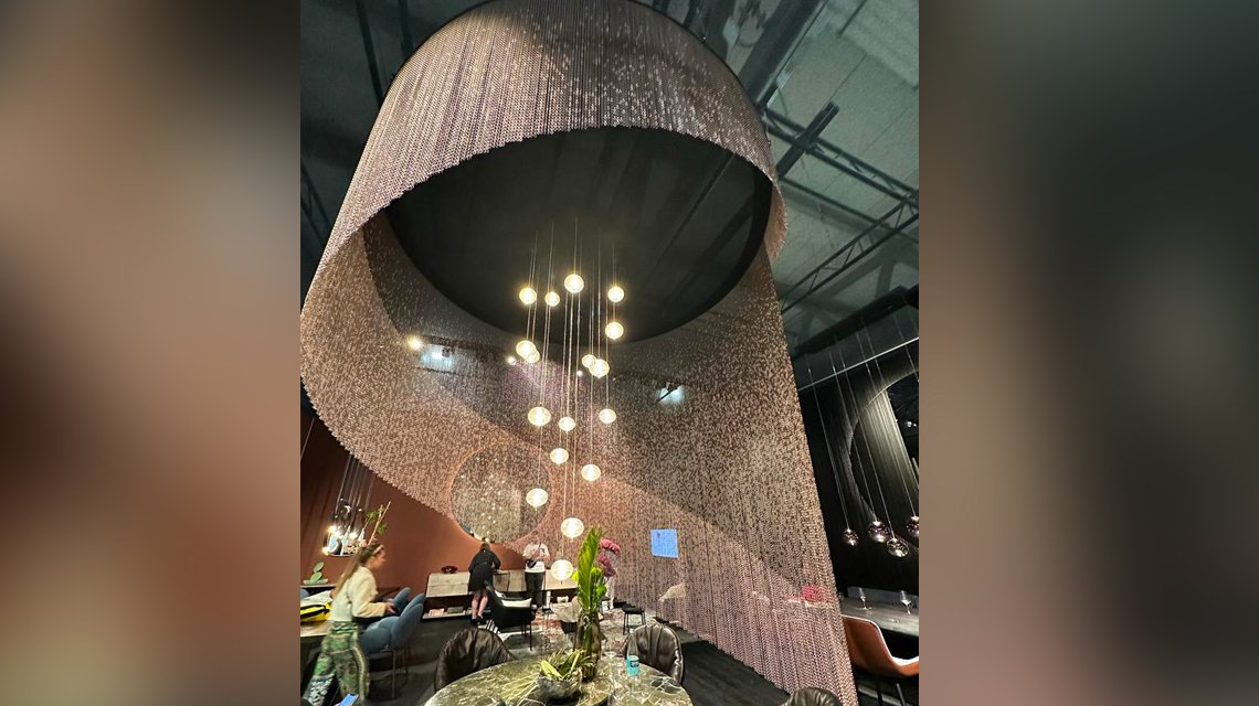 plafond en chaînes à maillons design by Kriskadecor aluminium anodisé @maillemetaldesign - <p>plafond en chaînes à maillons design by Kriskadecor aluminium anodisé @maillemetaldesign</p>