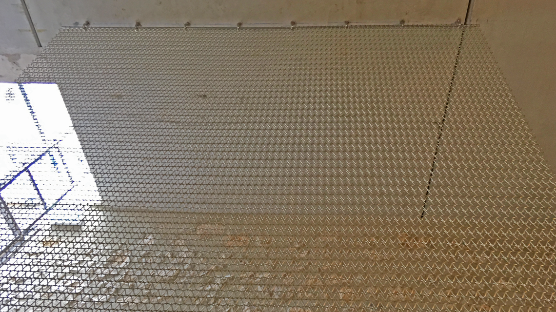 Parement escalier en maille métallique aluminium anodisé champagne TORROJA @maillemetaldesign