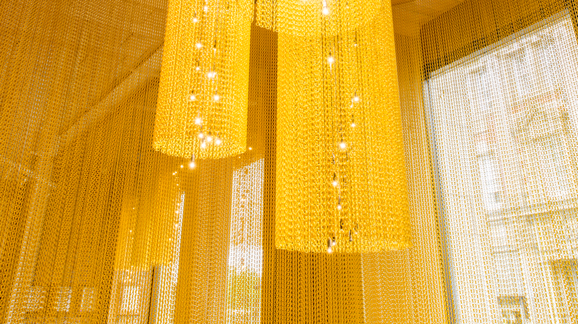 Séparateur d'espaces en chaînes à maillons aluminium couleur or www.maillemetaldesign.fr 
