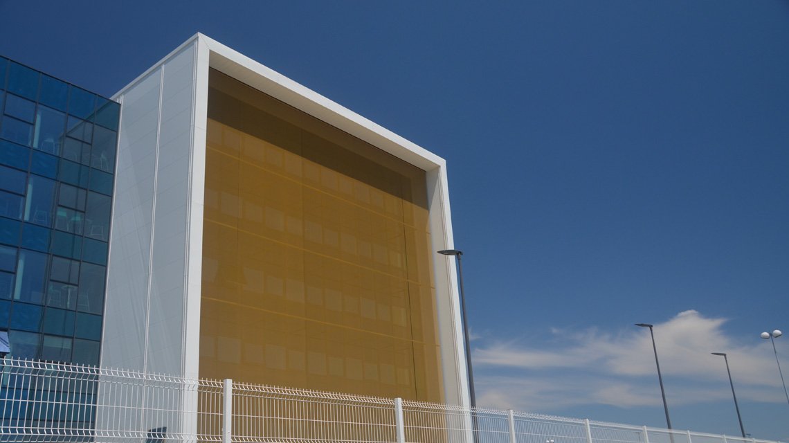 Façades du bâtiment M06 AIRBUS Toulouse en maille métallique câblée. - <p>Maille métallique câblée sagittarius p11432 inox + peinture or. <a href=