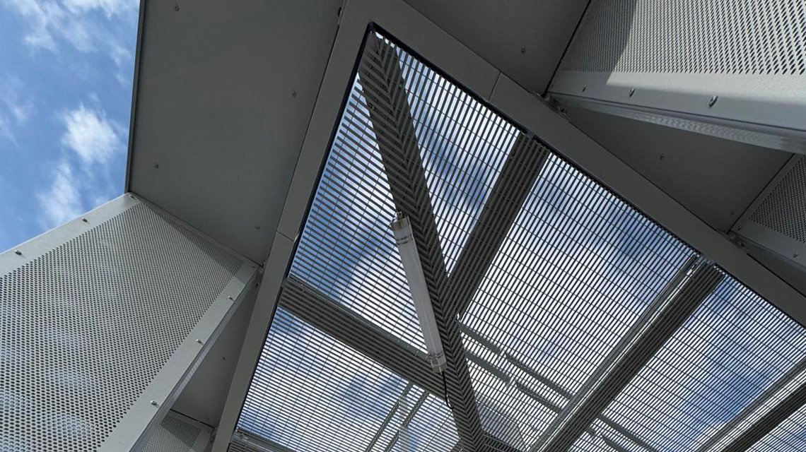 Coursive métallique – Projet Airbus Ziegler - <p>Réalisation de coursives métalliques avec protection solaire en grille électro-soudée type Slot sur mesure.</p>