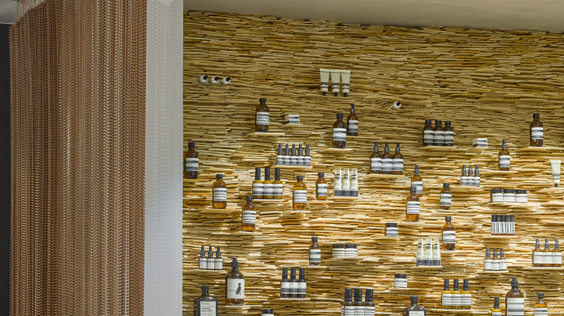 Rideau coulissant en maille métallique cuivre MIES @maillemetaldesign