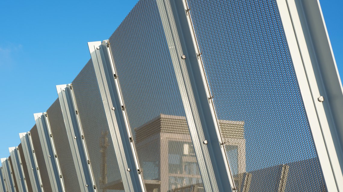 passerelle en maille métallique spiralée MIES inox @maillemetaldesign - <p>garde-corps en maille métallique spiralée MIES inox @maillemetaldesign</p>