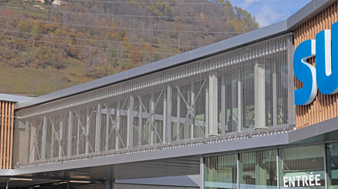 Habillage passerelle en maille métallique câblée inox SAGITTARIUS P11320 www.maillemetaldesign.fr
