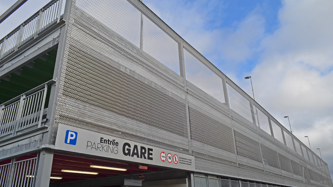 habillage double peau parking extérieur en maille métallique spiralée inox @maillemetaldesign - <p>habillage double peau parking extérieur en maille métallique spiralée inox @maillemetaldesign</p>