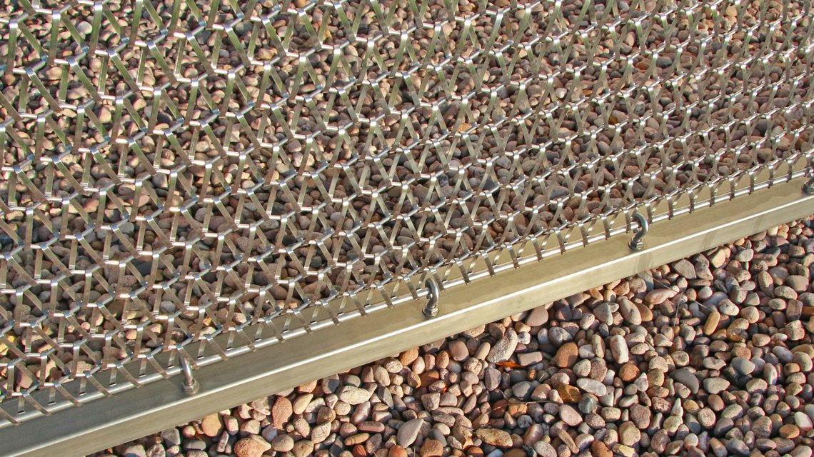 Façade en maille métallique inox spiralée EIFFEL4050 www.maillemetaldesign.fr - <p>maille métallique inox en façade de bâtiment du credit agricole utilisée comme habillage double-peau @maillemetaldesign</p>
