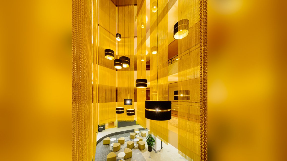 Application en plafond des chaînes à maillons kriskadecor en aluminium anodisé or brillant  - <p>Chaînes à maillons Kriskadecor en aluminium anodisé or suspendues au plafond</p>