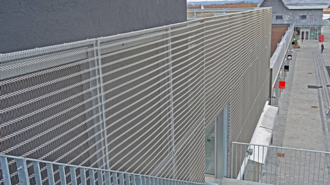Parking du Centre Commercial des 7 Collines - maille métallique inox SCORPIO www.maillemetaldesign.fr