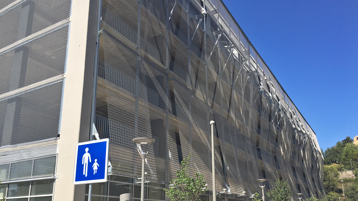 Façade en maille métallique inox spiralée EIFFEL4050 www.maillemetaldesign.fr