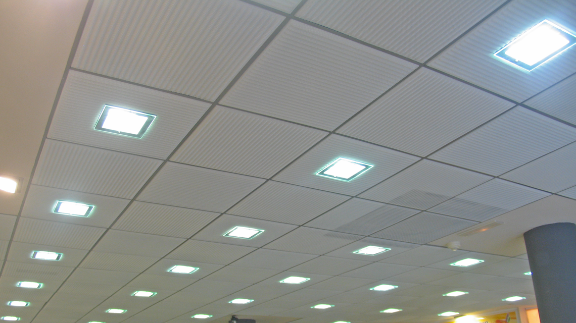 Plafond DECKMETAL maille métallique 600x600 pharmacie Barcelone www.maillemetaldesign.fr