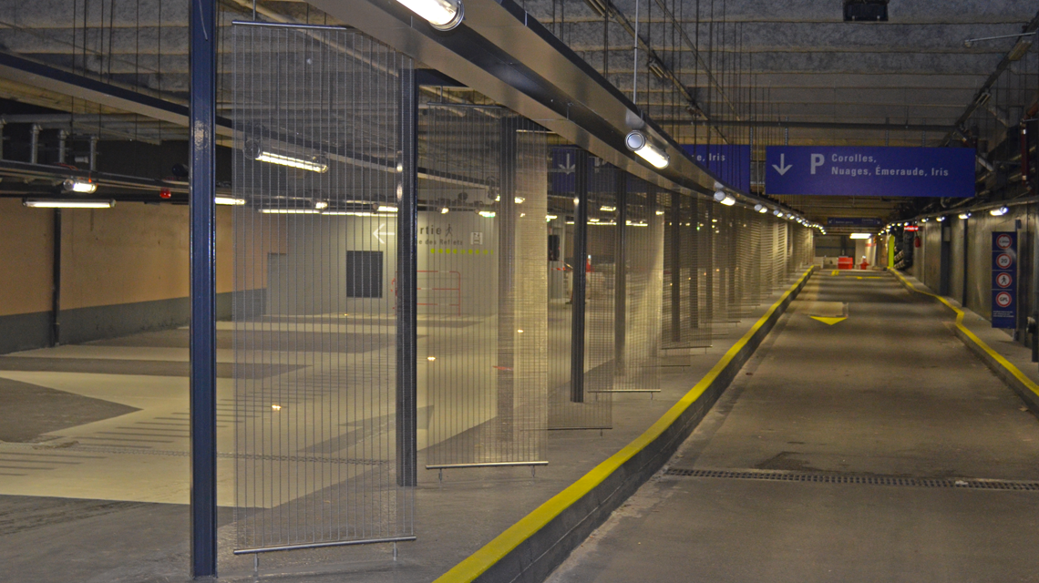Séparatifs en maille métallique câblée inox Parking La Défense www.maillemetaldesign.fr