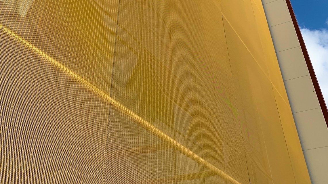 Façades du bâtiment M06 AIRBUS Toulouse en maille métallique câblée. - <p>Maille métallique câblée sagittarius p11432 inox + peinture or. <a href=