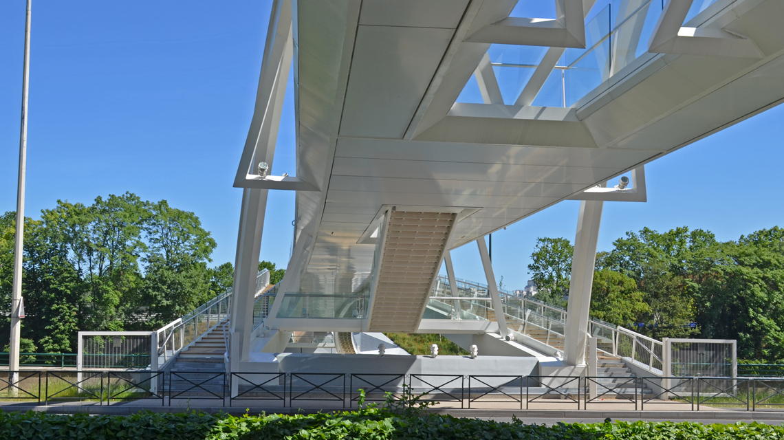 Passerelle Puteaux maille métallique inox SCORPIO P04010 www.maillemetaldesign.fr