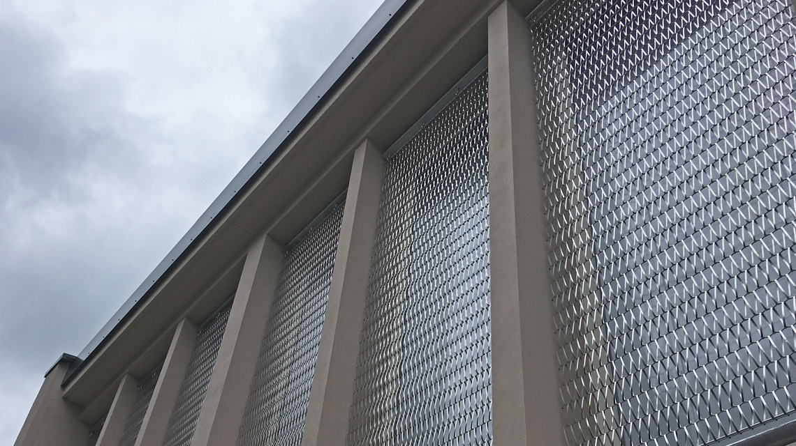 Façades vitrées en maille métallique inox EIFFEL40100 www.maillemetaldesign.fr