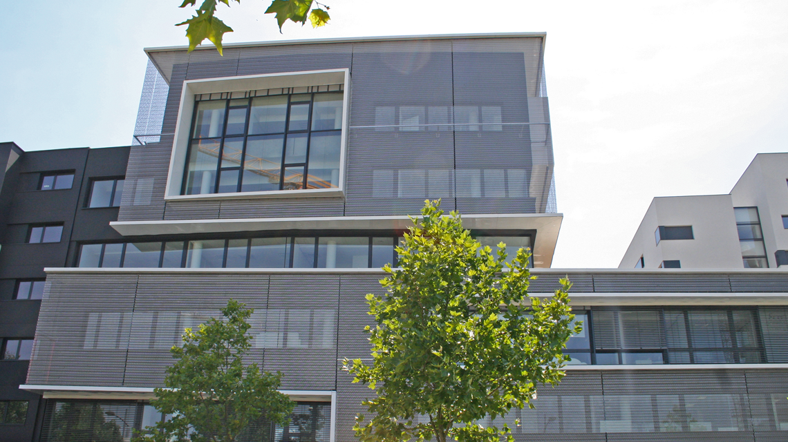 Façade double peau résille métallique EIFFEL40100 acier inox www.maillemetaldesign.fr