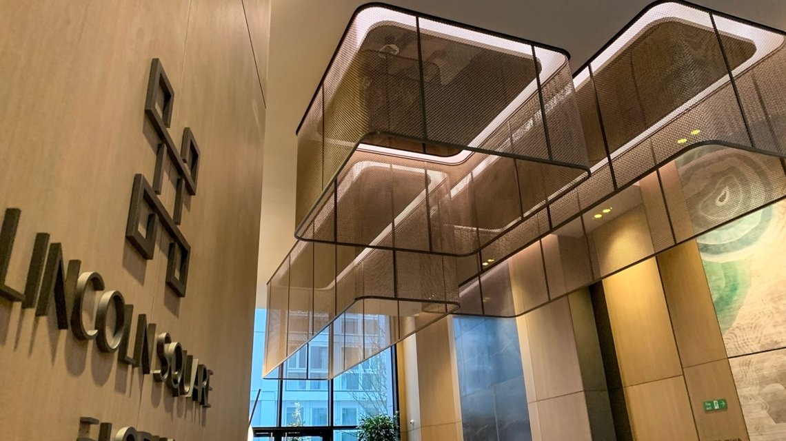 plafond sur mesure en maille métallique rigide inox et bronze Banker Wire @maillemetaldesign - <p>plafond sur mesure en maille métallique rigide inox et bronze Banker Wire @maillemetaldesign</p>