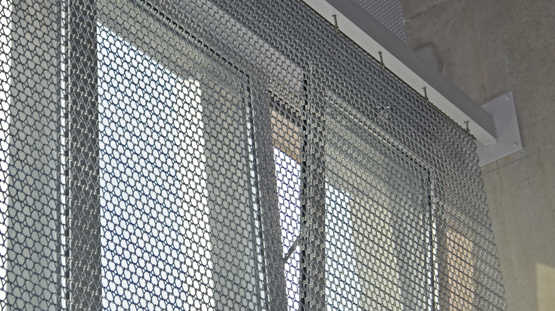 Brise-soleil en maille métallique spiralée inox TORROJA www.maillemetaldesign.fr