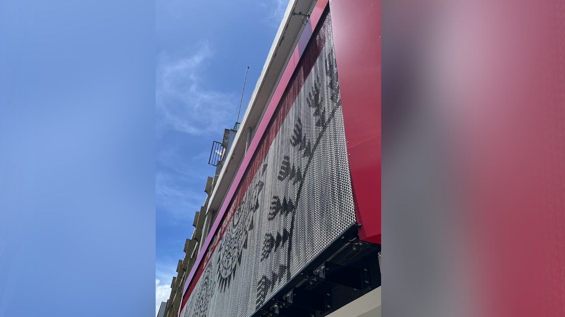Façade des bureaux Air Tahiti en chaînes à maillons aluminium design by kriskadecor  - <p>Façades des bureaux Air Tahiti situés à Papeete et habillées sur mesure par les chaînes à maillons Kriskadecor avec le système de fixation et de tension KDC Thin System.</p>