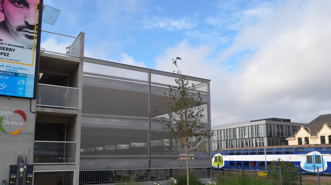 Façade du parking SNCF de la gare de Dreux en maille métallique spiralée INOX, modèle EIFFEL4050 www.maillemetaldesign.fr - <p>Façade du parking SNCF de la gare de Dreux en maille métallique spiralée INOX, modèle EIFFEL4050 <a href=