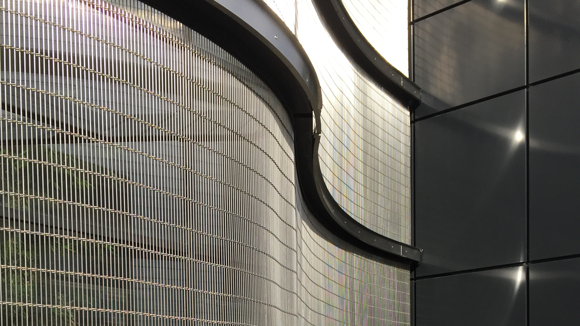 façade architecturale en maille métallique câblée acier inoxydable www.maillemetaldesign.fr