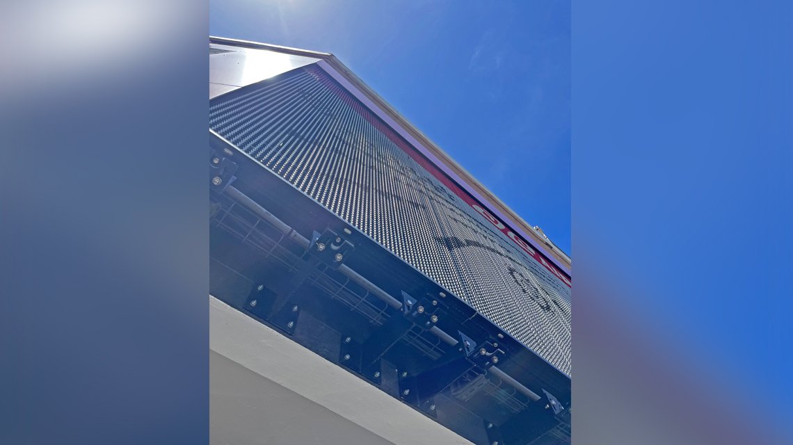Façade des bureaux Air Tahiti en chaînes à maillons aluminium design by kriskadecor  - <p>Façades des bureaux Air Tahiti situés à Papeete et habillées sur mesure par les chaînes à maillons Kriskadecor avec le système de fixation et de tension KDC Thin System.</p>