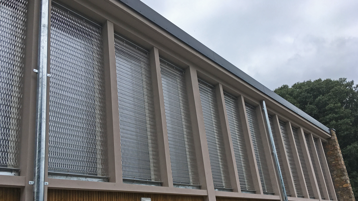 Façades vitrées en maille métallique inox EIFFEL40100 www.maillemetaldesign.fr