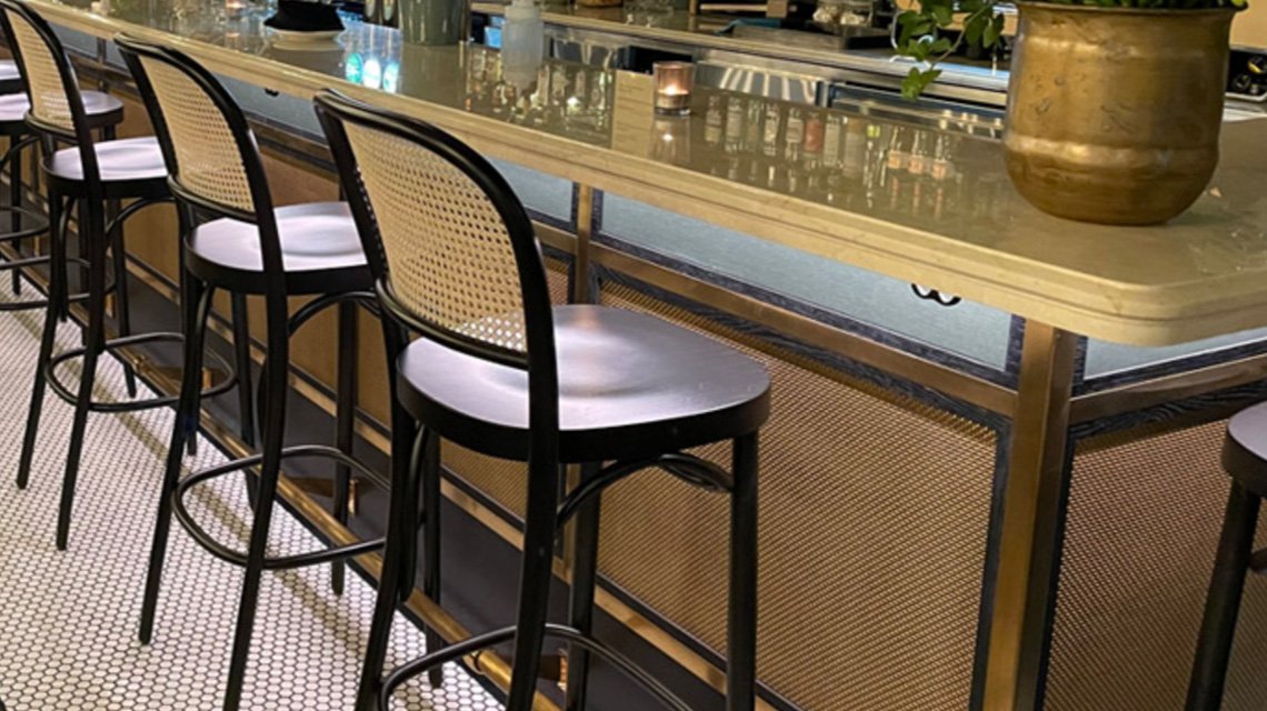 habillage du bar d'une brasserie suédoise en maille métallique laiton S-32 design by banker wire  - <p>habillage du bar d’une brasserie suédoise en maille métallique laiton S-32 design by banker wire</p>