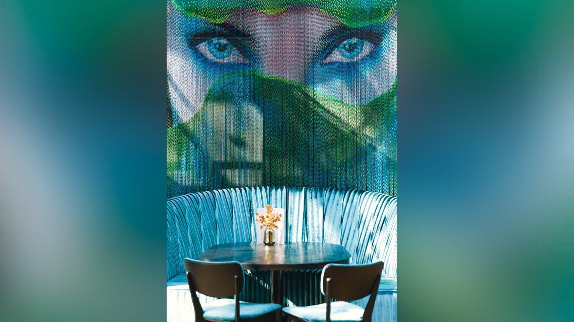 Séparateurs d'espaces pour un restaurant sur mesure en chaînes à maillons Kriskadecor - <p>2. Séparateurs d’espaces pour un restaurant sur mesure en chaînes à maillons Kriskadecor</p>