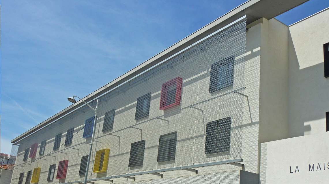 Façade en maille métallique spiralée inox EIFFEL40100 www.maillemetaldesign.fr