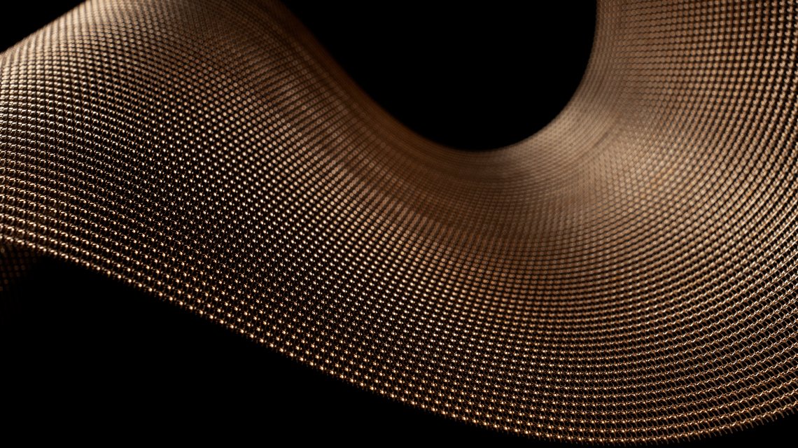 MINI RIVER BRONZE – Maille métallique souple architecturale en bronze - <p>Vue rapprochée de la maille métallique MINI RIVER BRONZE, une résille décorative souple en bronze destinée à l’architecture intérieure. Sa structure ajourée et sa finition métallique chaleureuse en font une solution esthétique pour les habillages muraux, rideaux décoratifs et aménagements contemporains.</p>